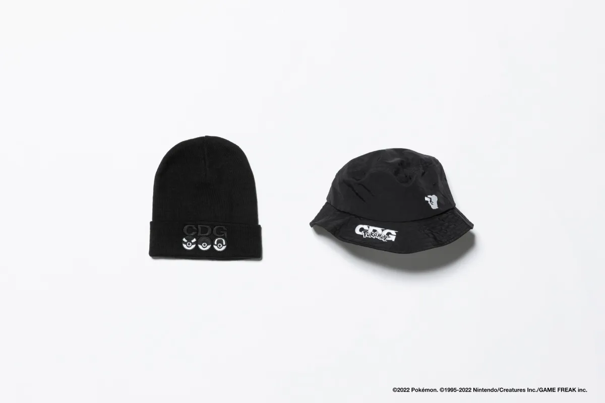 左・22「BEANIE」8,800円　BLACK　ONESIZE　　右・23「HAT」9,900円　BLACK　ONESIZE